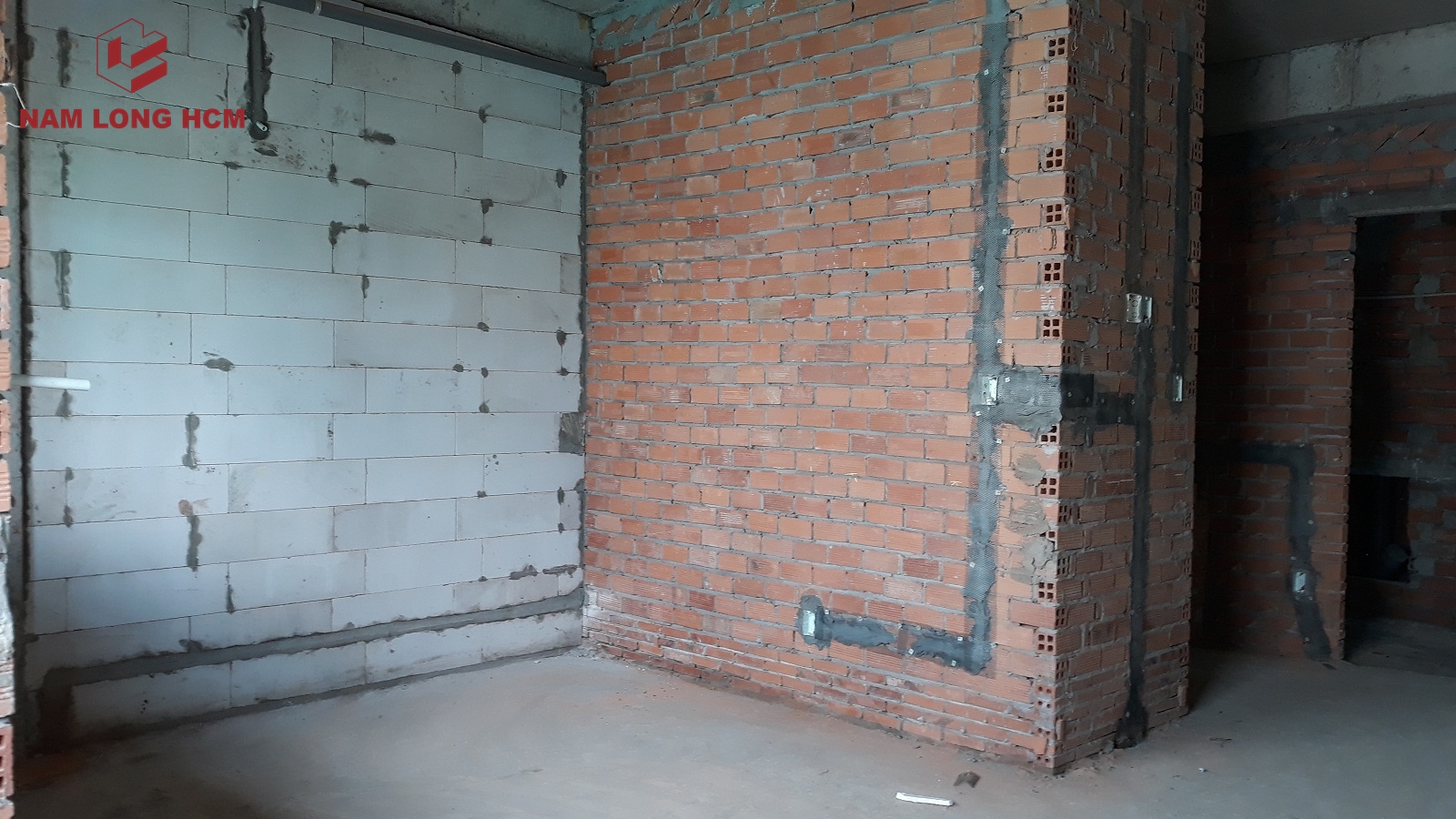 Vách tường chính giữa các căn hộ Ehome được xây bằng gạch không nung. Còn lại xây bằng gạch ống. Ảnh: Nam Long HCM