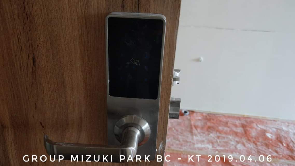 Cửa chính căn hộ Mizuki Park được trang bị khóa từ.
