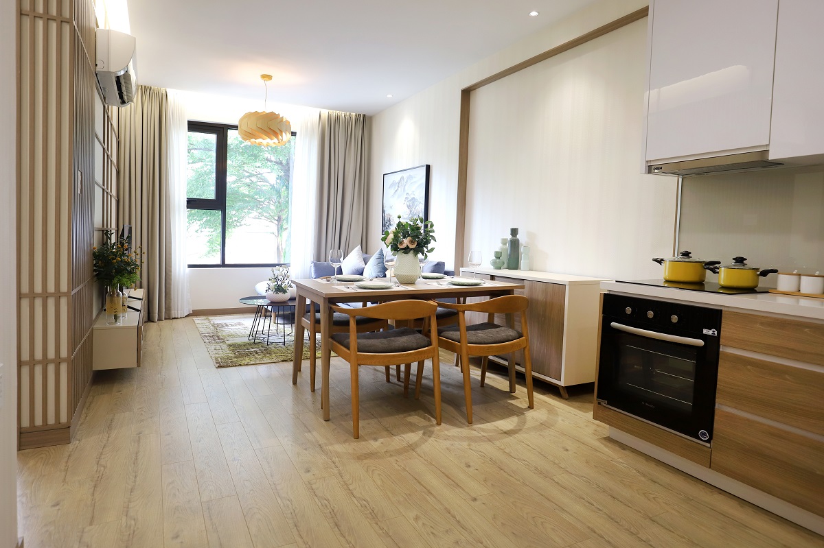 Bố trí phòng bếp, phòng ăn và phồng khách căn hộ mẫu 56m2 Akari City rất tinh tế.  Lấy ý tưởng chủ đạo là gỗ giúp khách hàng gần gũi với thiên nhiên